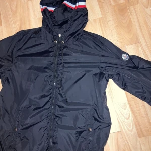 Svart vindjacka från Moncler med huva - Svart vindjacka från Moncler med dragkedja, lite sönder men PRIS KAN DISKUTERAS!!! BYTES GÅR BRA!