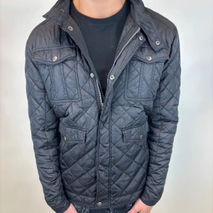 Field jacka - Hej, säljer nu denna väldigt snygga och eftertraktade Field jackan som är perfekt nu till hösten/ vintern! Storlek L Bra skick  Fraktas spårbart vis Instabox, PostNord eller bring!  Vid minsta lilla fundering så är det bara att höra av sig! 