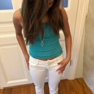 Blå linne - Säljer ett blått räfflat linne med en utländsk vibe, som ger en avslappnad och trendig känsla. Perfekt för varma dagar eller som ett snyggt lager under en jacka eller kofta.