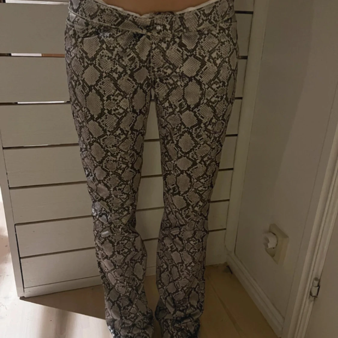 Bootcut byxor med ormmönster