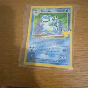 Blastoise - Upptäck den klassiska Pokémon-kortet Blastoise! Perfekt för samlare och fans av Pokémon. Kortet har en cool holografisk design och är skyddat i plastficka. Ett måste för dig som älskar Pokémon och vill ha något unikt i din samling. 1995!