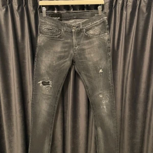 Dondup George  - Dondup George - skick 9/10, mycket bra skick! - stl 29/32, jag är 177 och väger 60 och dom sitter mycket bra! - extremt feta dondup jeans med slitningar och skön wash - hör av er vid frågor🙌