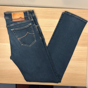 Jacob Cohën Jeans | W32 - Tvärfeta Cohën jeans i snygg tvätt😁| W32 | Modell: 688 | Defekter: Nej | Midja: 82 cm | Innerben: 84 cm | Ytterben: 106 cm | Måttavikelser: +-1 cm | Modellen är 175 cm och väger 70 kg | Vänligen kontrollera mått innan köp🤗 | Tveka inte att kontakta mig vid frågor😁! 