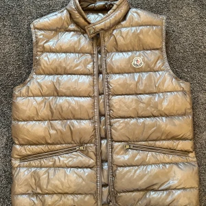 Moncler gui *kvitto finns* - Tänkte sälja min dunväst från moncler, det är en moncler gui sice 3 som motsvarar M/L. Skicket är 9/10 och kvitto från haiendo finns. 