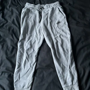 Grå mjukisbyxor från Nike, storlek S - Gråa mjukisbyxor från Nike. Säljs pågrund av ej användning,