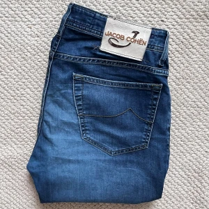 Jacob cohën jeans  - Jacob cohën jeans, Storlek W34, Mått A: 43cm B: 96cm. Inga större defekter som inte syns på bilden. Modell Style 622. Modellen som bär Jeansen är 180 cm 75 kg och passar honom perfekt. Materialet är lite tunnare än vanliga jeans 👖!  Jeansen passar mer någon som bär W32