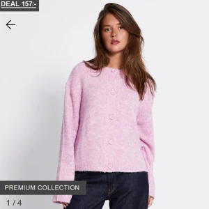 Rosa kofta från 157, M - Mysig rosa kofta från 157 i storlek M. Koftan har rund halsringning, långa ärmar och knäpps med matchande knappar framtill. Den är stickad i ett fluffigt material som känns både trendigt och bekvämt. Perfekt att slänga över en t-shirt eller linne.