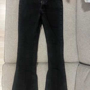 Bootcut svarta jeans från Gina Tricot - Svarta bootcut jeans från Gina Tricot i storlek 34. Materialet är mjukt och stretchigt jeans, perfekt för en cool och avslappnad look. Använda ca 3 ggr endast