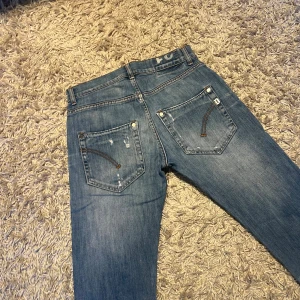 Dondup jeans ljusblåa slim fit herr med slitningar  - Dondup jeans i  slim fit. Fet wash med sköna slitningar. Storlek 31 på lappen mer som 30. Mycket bra skick nästan nya. Nypris 3500kr, postas samma dag som köper eller dagen därpå🙌💯