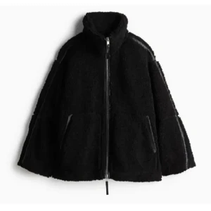 Svart teddyjacka HM - Svart populär teddy jacka från HM som är köpt förra säsongen💕💕 knappt använd och väldigt bra skick. Kan skickas fort vid snabbt köp. PRIS KAN DISKUTERAS 