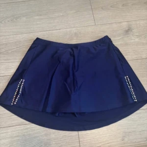 Konståkning kjol  - Helt ny och oanvänd kjol i storlek M köpt för 600kr 