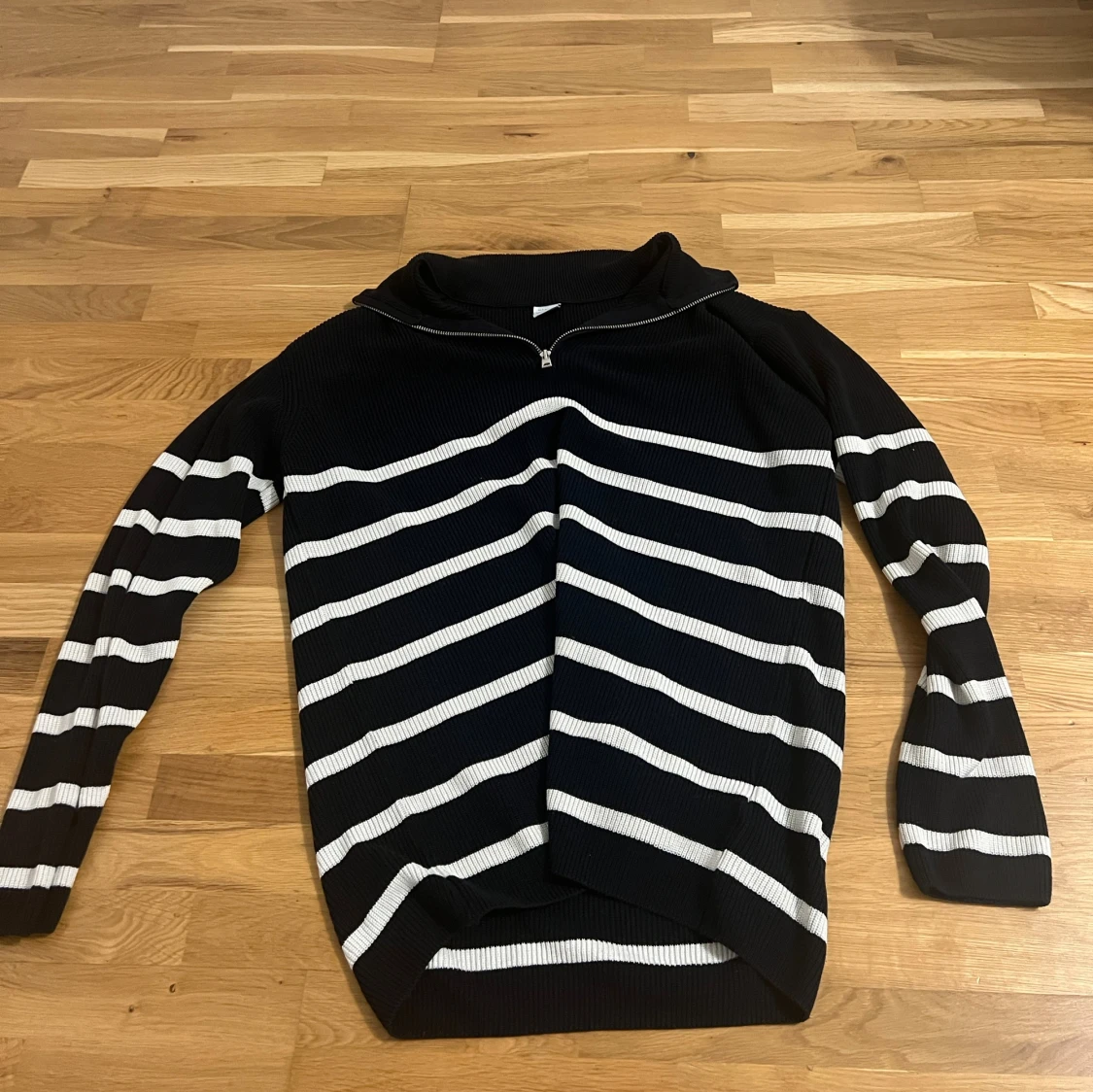 Svartvit randig stickad tröja med half zip