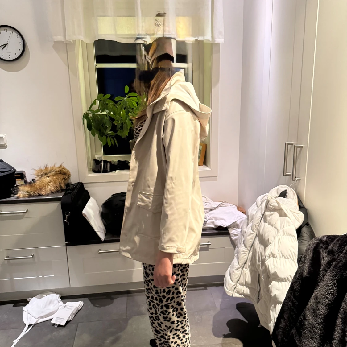 Beige regnjacka med huva - 3