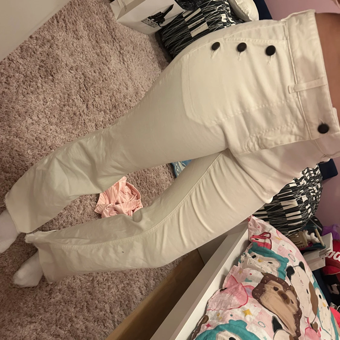 Vita bootcut byxor med knappar - 2