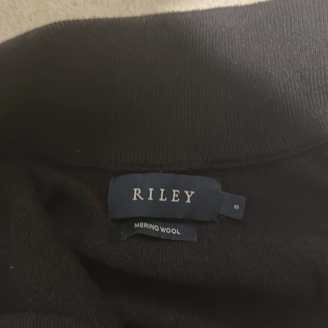 Svart kofta i merinoull från Riley - 2