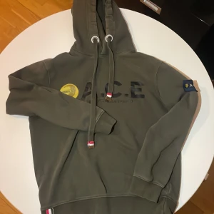 Ace tröja - A.C.E hoodie jätte bra skick har använt 2 gånger jätte snyggt 