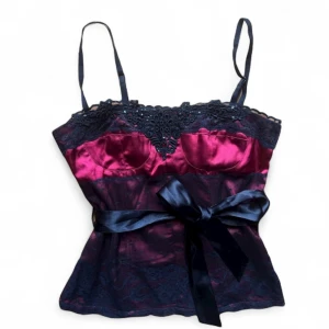 y2k vintage korsett emo gothic festtopp - snygg röd korsett med detaljer. Knyts där bak (eller fram). Dragkedja i ryggen.