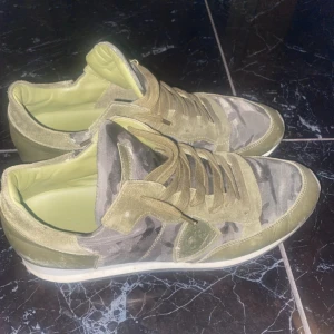 Philippe Model camo trainers - Camo trainers från Philippe Model i eftertraktad och snygg färg. Skorna är perfekt nu till kyligare dagar och är i fint sick. 