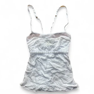 y2k vintage linne topp fairy  - söt topp med fjärilar och pärlor. gammal bershka. Strl M men skulle mer säga XS-S. Banden korsas i ryggen. 