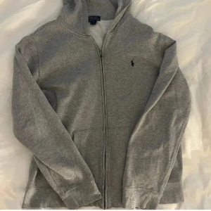 Ralph lauren zip up hoodie - Ralph lauren zip up hoodie i storlek XL ( 18-20) .Den är använd men har inga defekter alls💗
