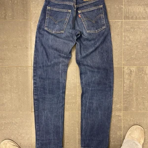 Levi’s 521 Jeans – W29 L32 - ✅ Klassisk passform & snygg vintage-look 🧵 Mjukt och hållbart denim 🔥 Perfekt till höstoutfits 💰 Bra skick – redo att användas direkt 📦 Skickas snabbt från Sverige 🇸🇪Waist: 35cm Length: 106cm Leg opening: 18cm#Levis #VintageJeans #DenimStyle #PlickFinds #SecondhandFashion #Jeansinspo #Streetwear