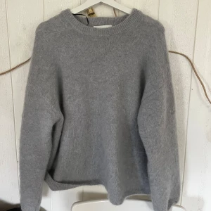 Mohair grå - Super fin men används inte, har lite smink fläckar på insidan av kragen men gissar att det går bort me lite sminkbirttagning 