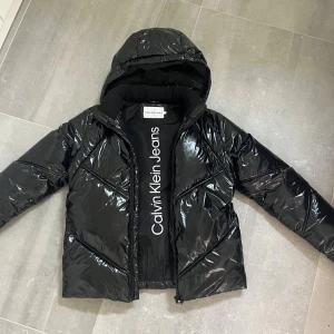 Calvin Klein jacka  - Super snygg Calvin Klein vinterjacka. Står inte storleken i jacka men sitter bra på mig som vanligtvis bär storlek S. 