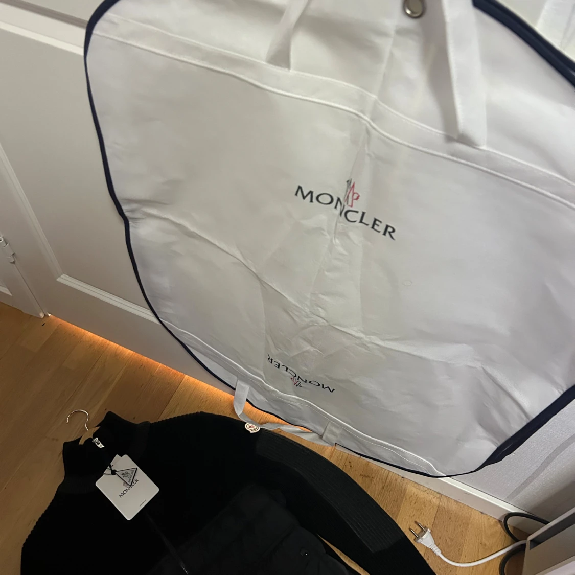 Svart stickad pufferjacka från Moncler - 4