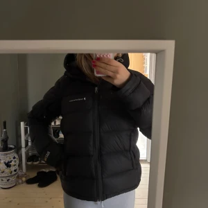 Jacka Peak Performance - Säljer min assnygga svarta jacka från Peak Performance då jag köpt en ny och inte längre använder denna. Det står ingen storlek i den men den passar bra på S, kan även passa M och XS beroende på hur man vill ha den! Skriv via funderingar och annat!🩷