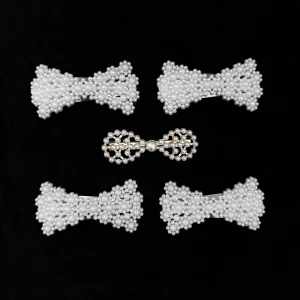 Hårspännen - 5 st gulliga rosettformade hårspännen med vita pärlor! 🤍⛓️Ytliga användningstecken finns på de större men annars är allt i bra skick 🫶🏻⚠️Jag skickar även med ett par matchande desinfekterade pärlörhängen (se bild 4) som gratis gåva vid köp! ⚠️Köp nu 💌