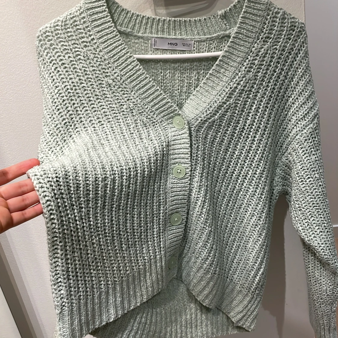Ljusgrön stickad cardigan | Mango - 1
