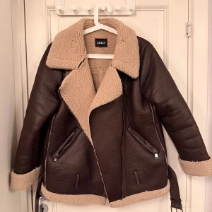 Jacka Only - Höstjacka / vinterjacka i fauxläder, från Only. Storlek M, normal i storleken. Fint skick!