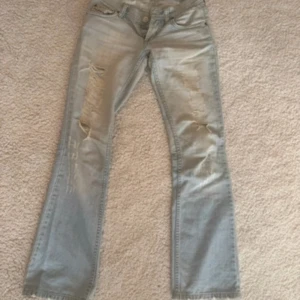 Jätte snygga diesel bootcut jeans med revor  - Midjemåttet är 36 och Innerbenslängden 76🥰  Säljer då dom inte passar mig, finns defekter vid rumpan. Inget fel med dom annars 💕💕