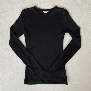 Svart ribbad tröja - Säljer en svart ribbad tight tröja från gina! Har andvänt mycket, men finns inga tecken på de 💗 Pris kan diskuteras. Skriv vid intresse!!