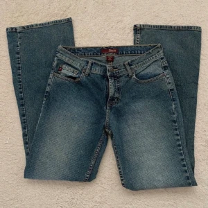 Vintage jeans - Jeans köpta här på Plick som inte passade🤍 midjemått 38 cm och innerbenslängd 75 cm