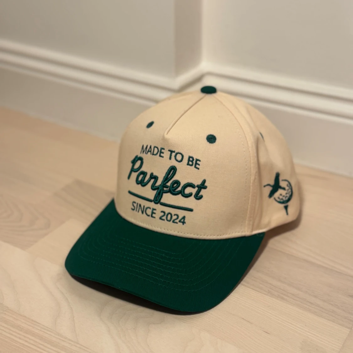 Beige och grön keps Parfect 2024