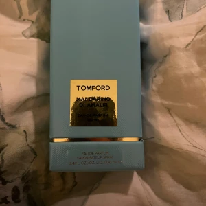 Tom Ford Mandarino di Amalfi 100ml - Tom Ford Mandarino di Amalfi Eau de Parfum i en snygg blå flaska. Volym: 100 ml. Perfekt för dig som vill sticka ut med en exklusiv doft från ett trendigt märke. Hör av vid pris och frågor.😃 