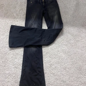 Bootcut jeans från Cheap Monday, svart - Säljer ett par svarta bootcut jeans från Cheap Monday i storlek 25/32. Låg midja. Materialet är 70% bomull, 28% polyester och 2% elastan för lite stretch. Snyggt Cheap Monday-märke baktill.