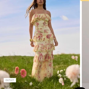 Blommig långklänning med volanger - Så så drömmig och vacker jag hade denna som balklänning! 💕⭐️🩷🫧🫧 använd endast 1 gång