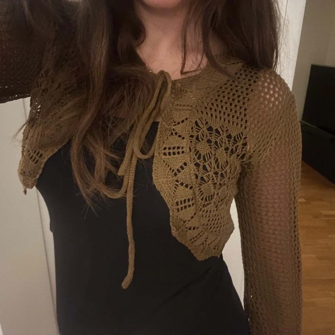 Stickad brun väst med snörning - 1