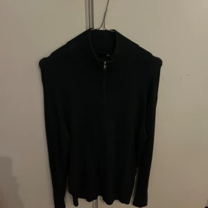 Half zip - Säljer en stickad Half zip från lager 157 i storlek small