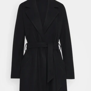 Svart kappa med bälte och slag - Lång svart  kappa som är perfekt till höst och vinter. ❣️köpt för: 720 kr och jag säljer för: 400 och är i storlek S/M