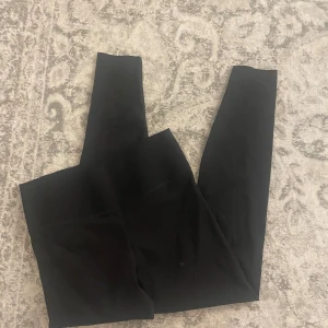 Svarta träningsbyxor - Träningsbyxor från hm kostade 350