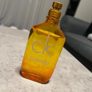 CK One Summer unisex parfym - Fräsch och energisk parfym från Calvin Klein. Snygg orange flaska med modern design. Perfekt för dig som vill sticka ut och sprida sommarkänsla året runt. Knappt använd, max 10 gånger.