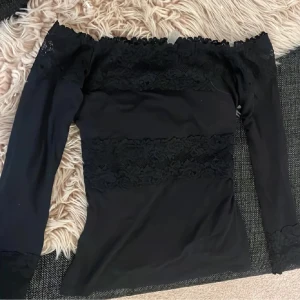 Svart offshoulder topp med spets - Intimissimi Pretty flowers topp. Fint skick! Passar mig som vanligtvis har S/M