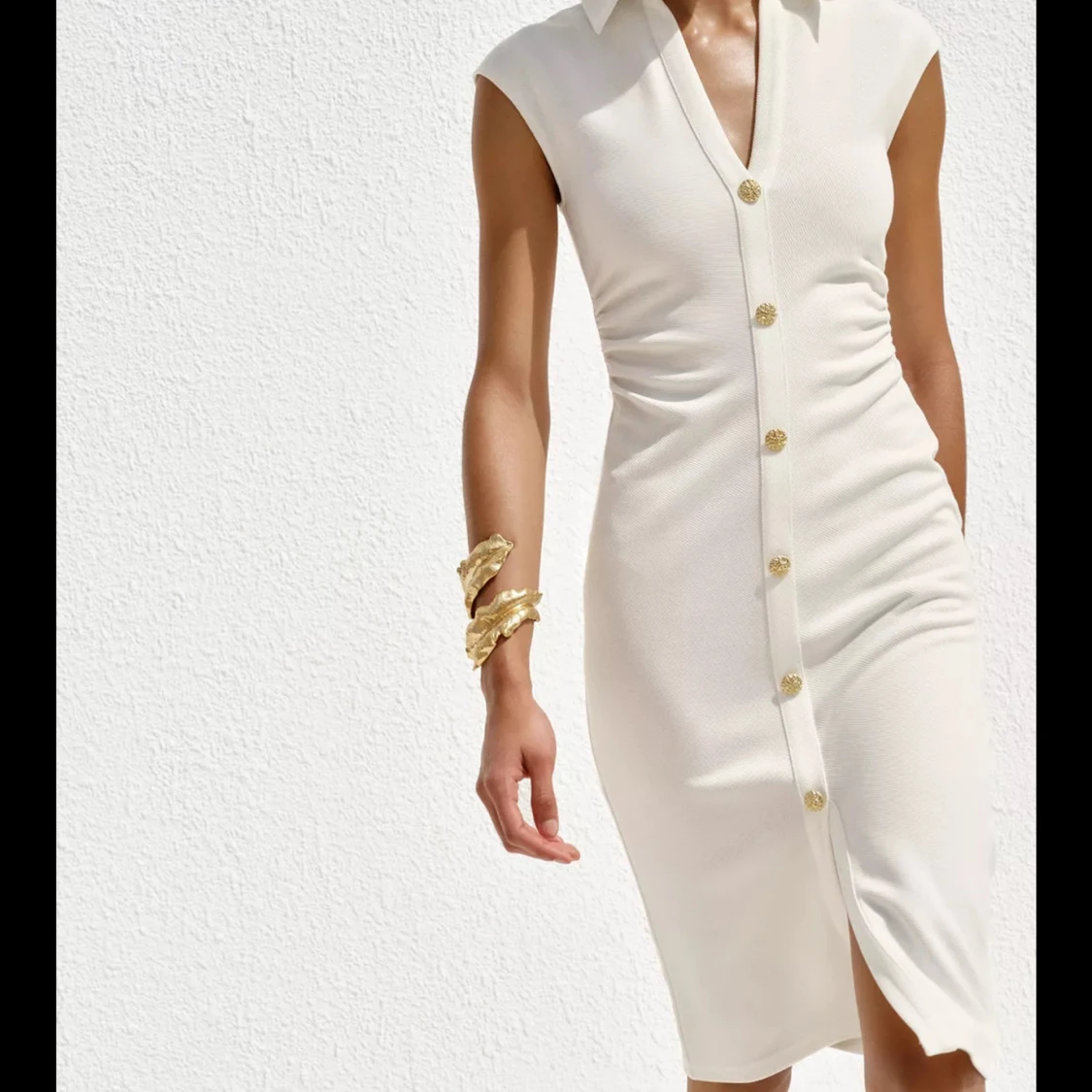 Vit omlottklänning med guldknappar - 1