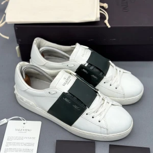 Valentino Open | 41.5 - Valentino Open sneakers | Grymt skick men mindre slitage på lädret; se bild 3 | Original dustbag ingår | INGA BYTEN | Fraktar spårbart eller möts upp i Täby 