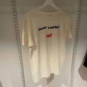Saint Laurent Paris vit t-shirt 1971 - ‼️VI TAR EJ BYTEN‼️Saint Laurent T-Shirt  | Skick: 8/10 | Storlek (S), Passar (M) | Fraktar inom 24H efter köp på köparens bekostnad 📦💨 | Hör av dig vid minsta fråga eller fundering 💭