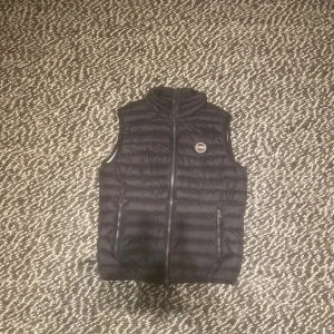 Colmae Väst 14Y - Hej säljer nu min colmar väst i strl 14Y som är nästintill helt ny har bara använts i cirka 1 månad. Säljer för att den inte kommer till använding. Den har inga hål, defekter eller något fel. 