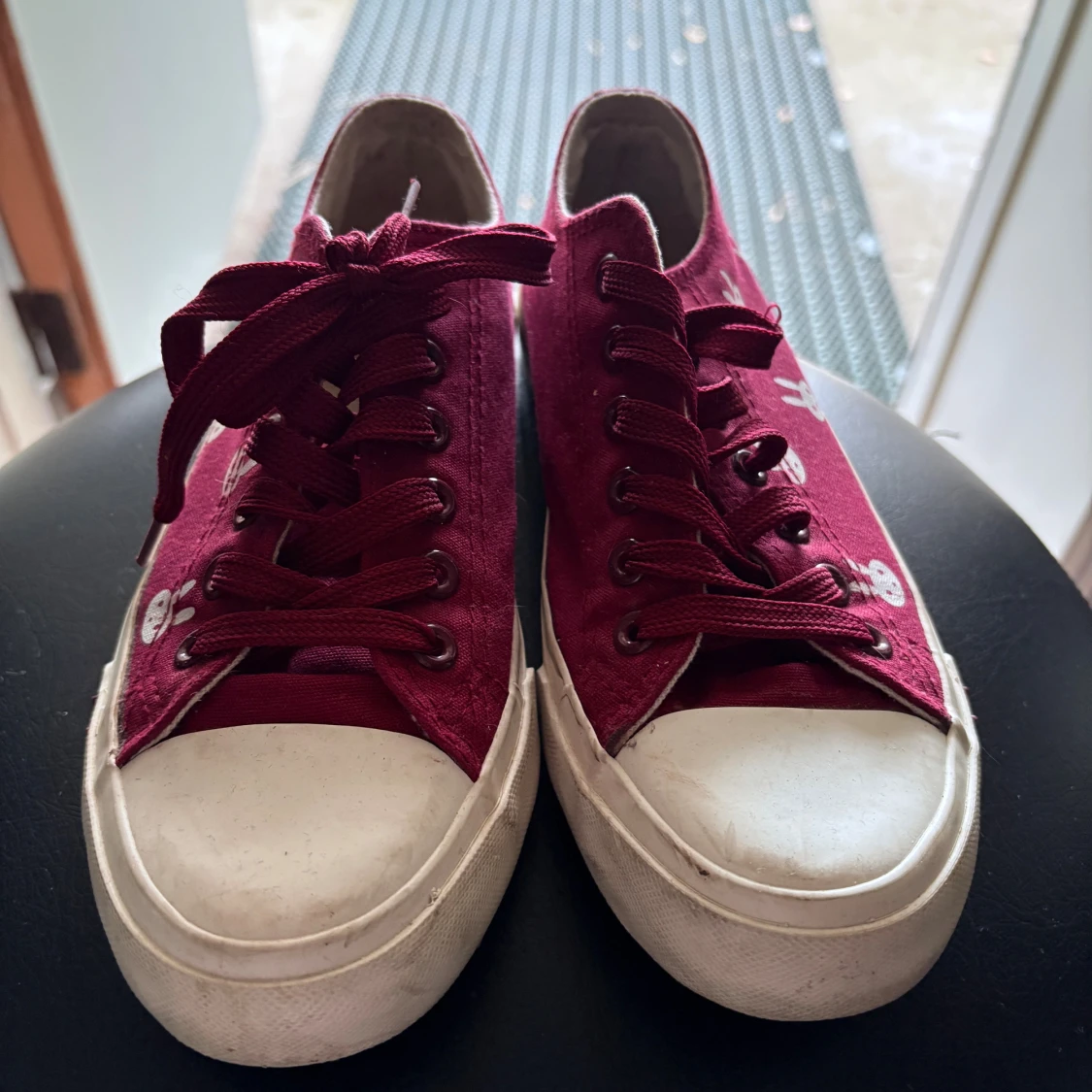 Vinröda sneakers med kaninmönster - 1